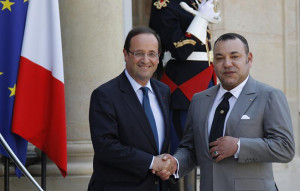 France's President Francois Hollande (L) greets Morocco's King Mohammed VI before talks at the Elysee Palace in Paris May 24, 2012.  REUTERS/John Schults   (FRANCE - Tags: POLITICS ROYALS) - RTR32KEQ